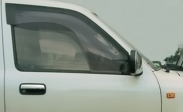 乗用車やタクシーの窓の換気用バイザー（雨の浸入防止）