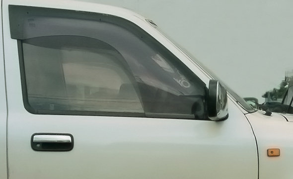 乗用車やタクシーの窓の換気用バイザー(雨の浸入防止)