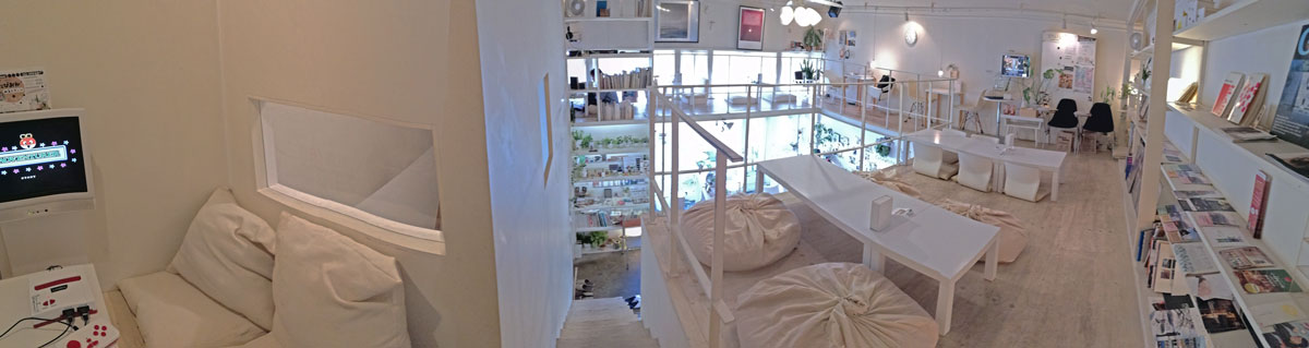 Cafe White/岡川薬局